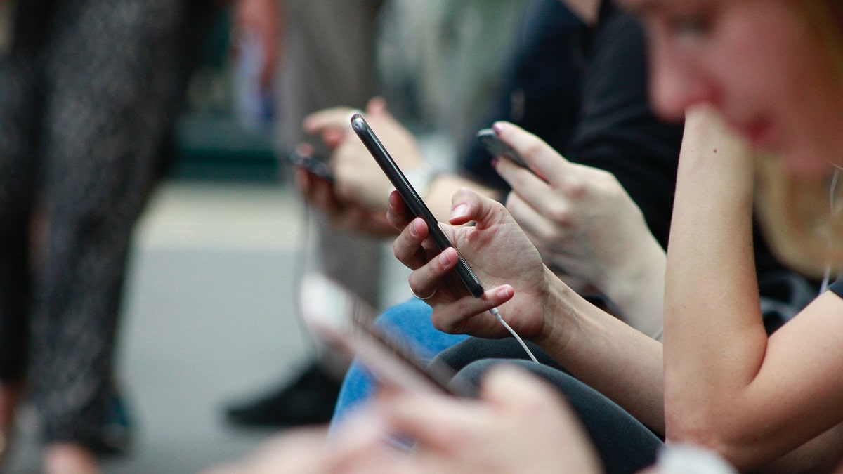 Des jeunes sur leur smartphone